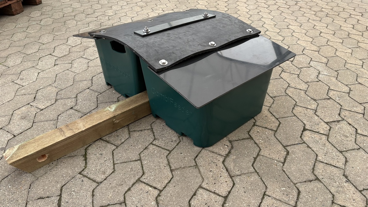 The new CombiFeeder cover is a combination of a rubber mat for flexibility and two plastic sheets for improved function in relation to the protection of the mineral feed